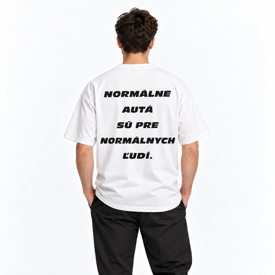 Normálne autá sú pre normálnych ľudí – biele oversized tričko na postave, pohľad zozadu