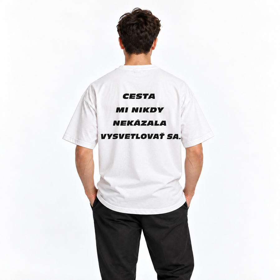 Cesta mi nikdy nekázala vysvetľovať sa – biele oversized tričko na postave, pohľad zozadu