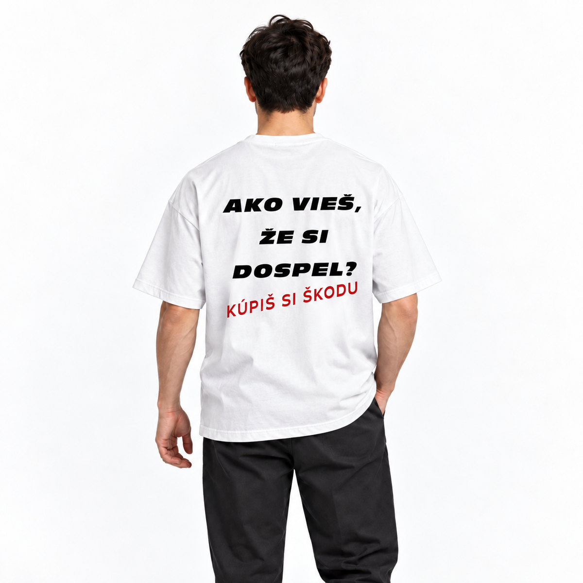 Ako vieš, že si dospel? Kúpiš si Škodu – biele oversized tričko na postave, pohľad zozadu
