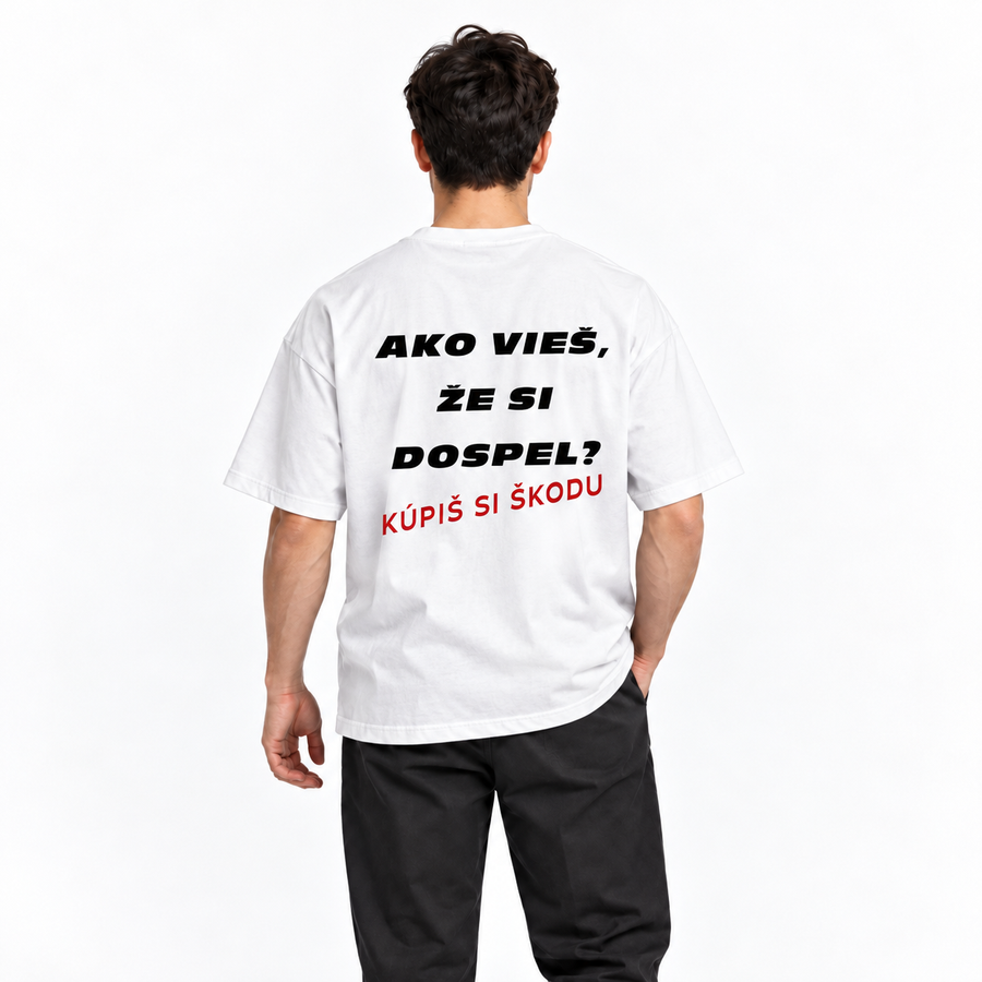 Ako vieš, že si dospel? Kúpiš si Škodu – biele oversized tričko na postave, pohľad zozadu