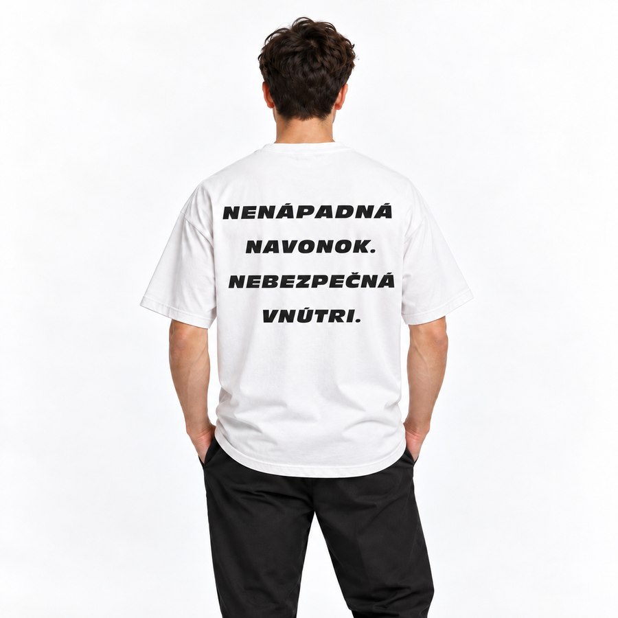Nenápadná navonok. Nebezpečná vnútri – biele oversized tričko na postave, pohľad zozadu