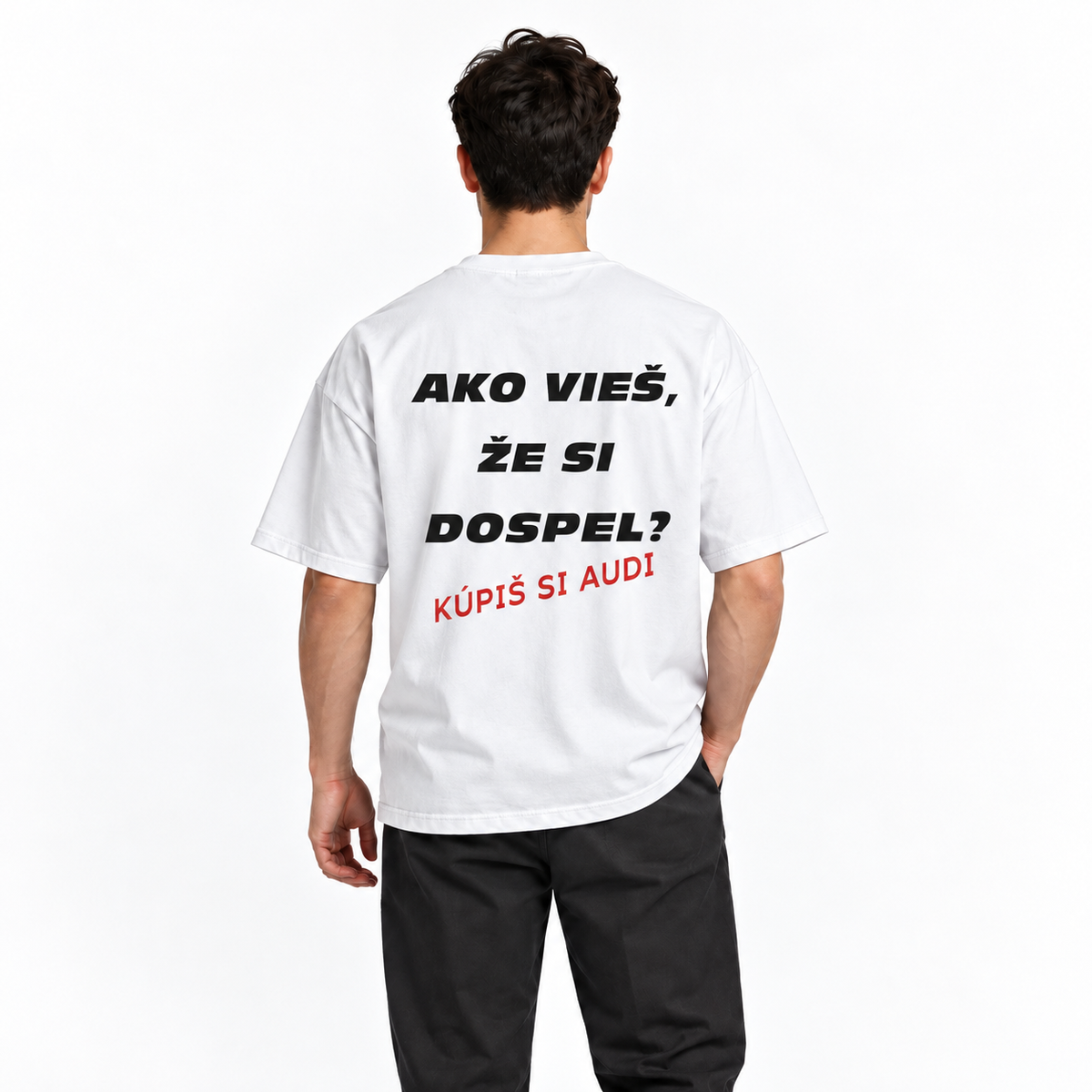 Ako vieš, že si dospel? Kúpiš si Audi – biele oversized tričko na postave, pohľad zozadu