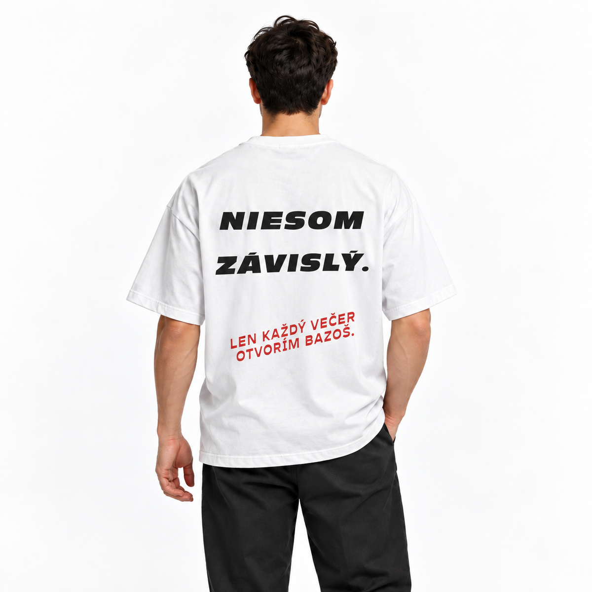 Nie som závislý. Len každý večer otvorím Bazoš – biele oversized tričko na postave, pohľad zozadu
