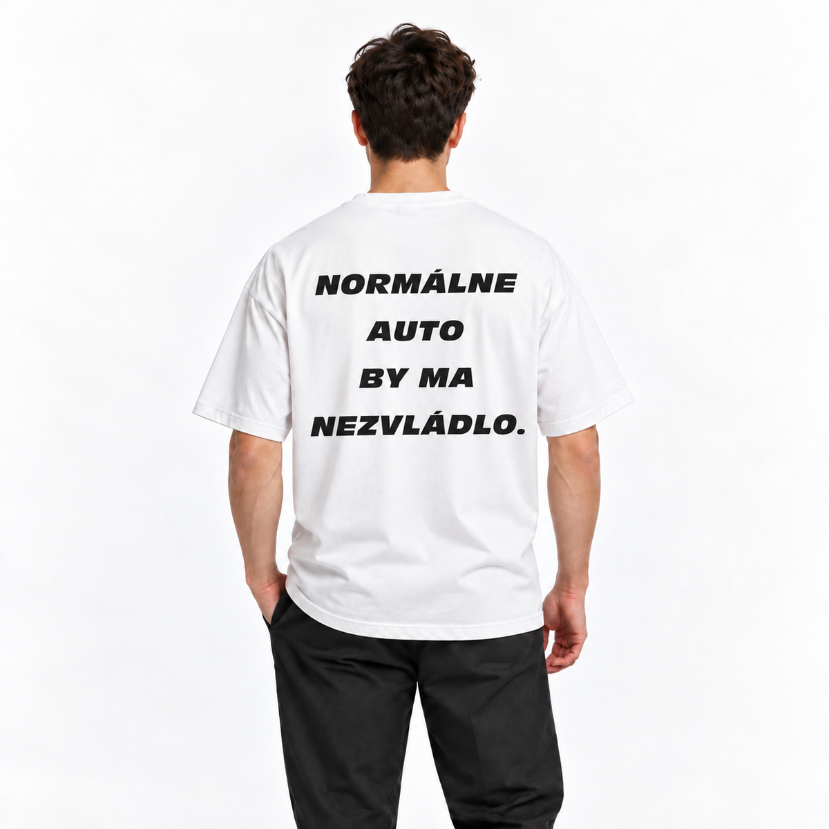 Normálne auto by ma nezvládlo – biele oversized tričko na postave, pohľad zozadu