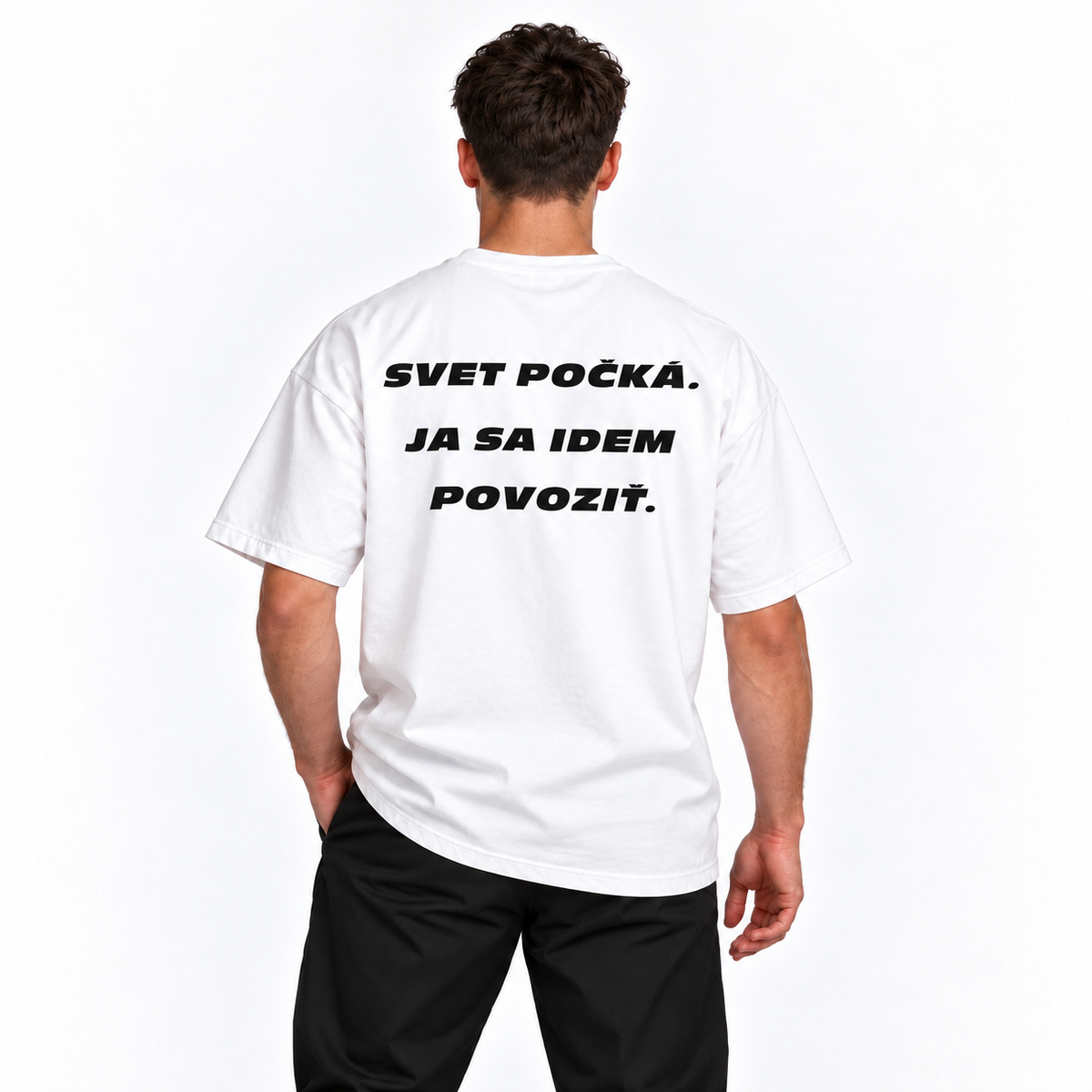 Svet počká. Ja sa idem povoziť – biele oversized tričko na postave, pohľad zozadu