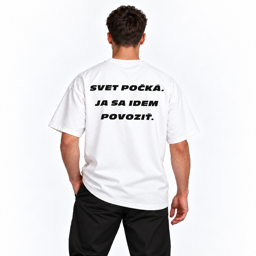 Svet počká. Ja sa idem povoziť – biele oversized tričko na postave, pohľad zozadu