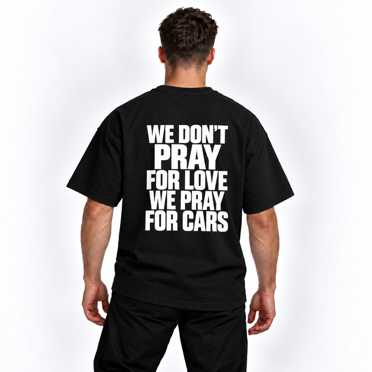 We don't pray for love, we pray for cars – čierne oversized tričko na postave, pohľad zozadu