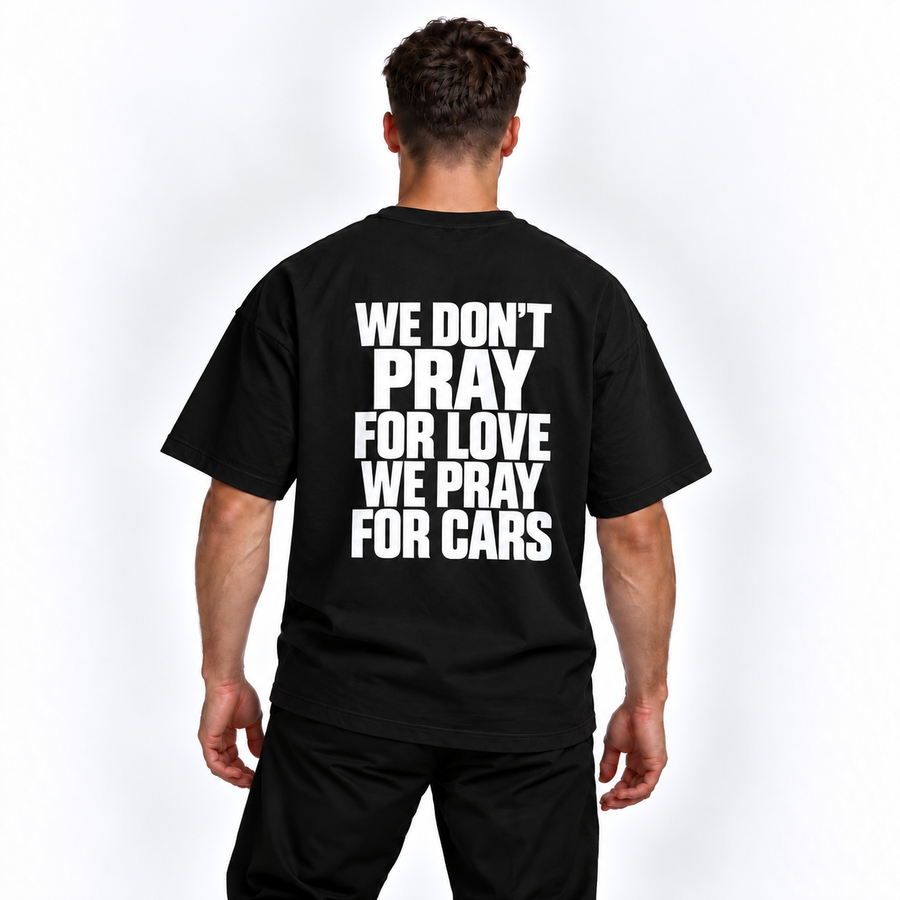 We don't pray for love, we pray for cars – čierne oversized tričko na postave, pohľad zozadu