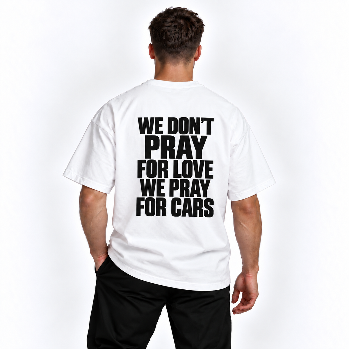 We don't pray for love, we pray for cars – biele oversized tričko na postave, pohľad zozadu