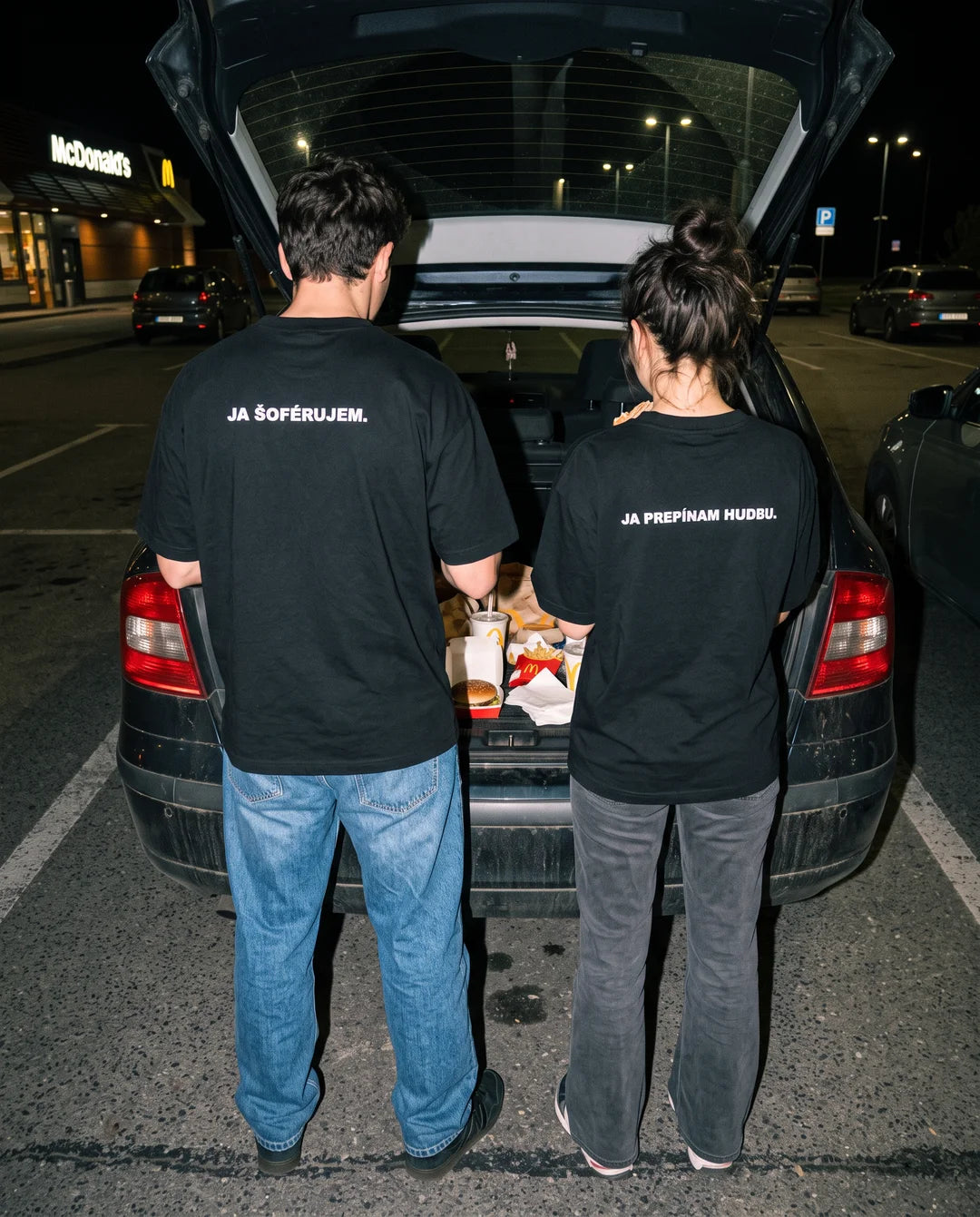 Couples tričká JA ŠOFÉRUJEM a JA PREPÍNAM HUDBU – lifestyle fotografia
