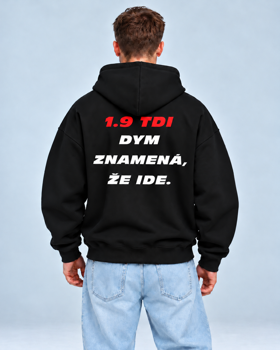 1.9 TDI – dym znamená, že ide – čierna oversized mikina, pohľad zozadu