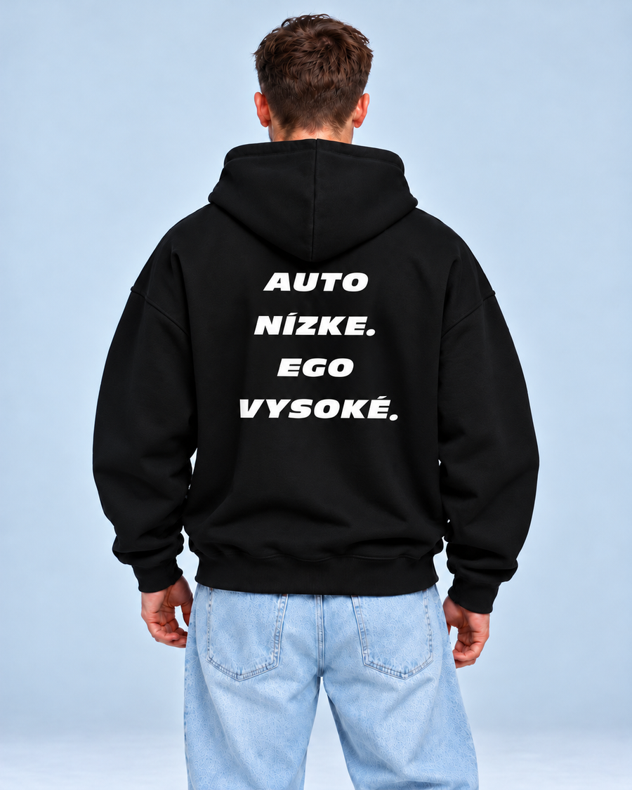 Auto nízke. Ego vysoké – čierna oversized mikina, pohľad zozadu