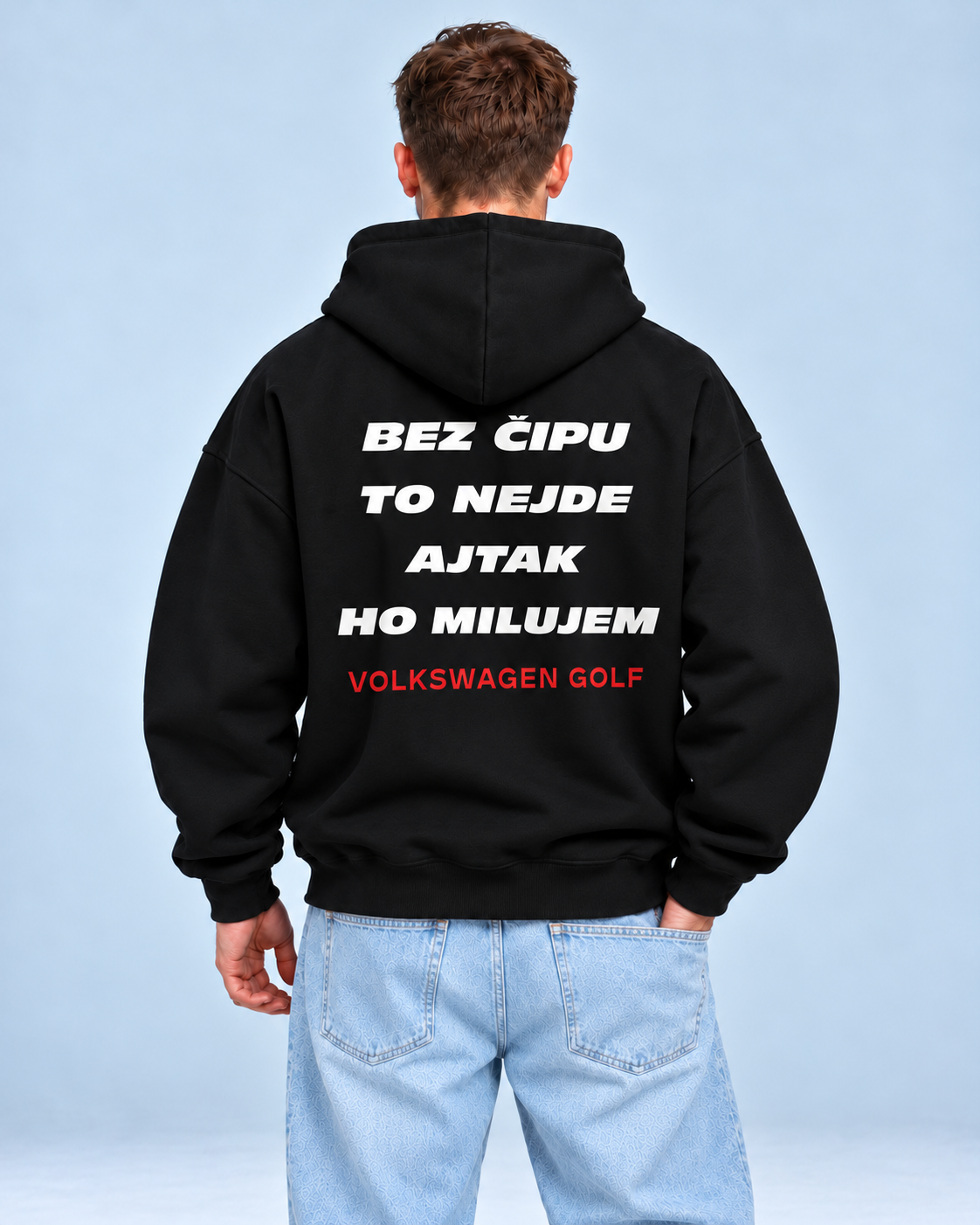 Bez čipu to nejde, aj tak ho milujem – Volkswagen Golf – čierna oversized mikina, pohľad zozadu