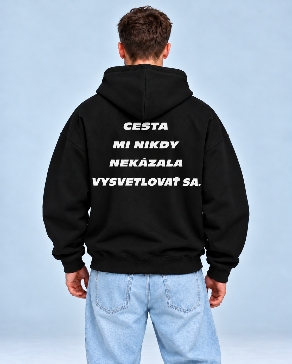 Cesta mi nikdy nekázala vysvetľovať sa – čierna oversized mikina, pohľad zozadu
