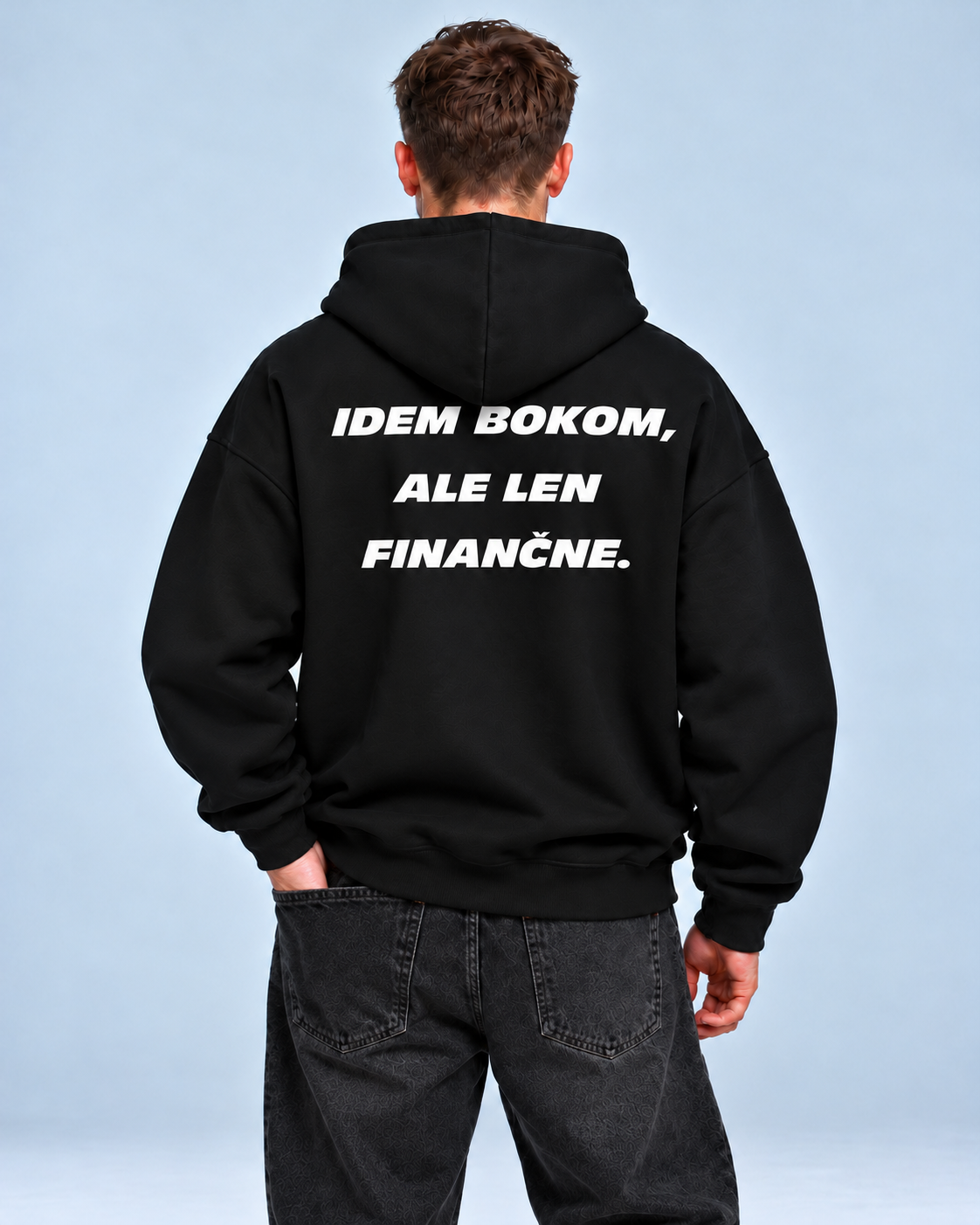 Idem bokom, ale len finančne – čierna oversized mikina, pohľad zozadu