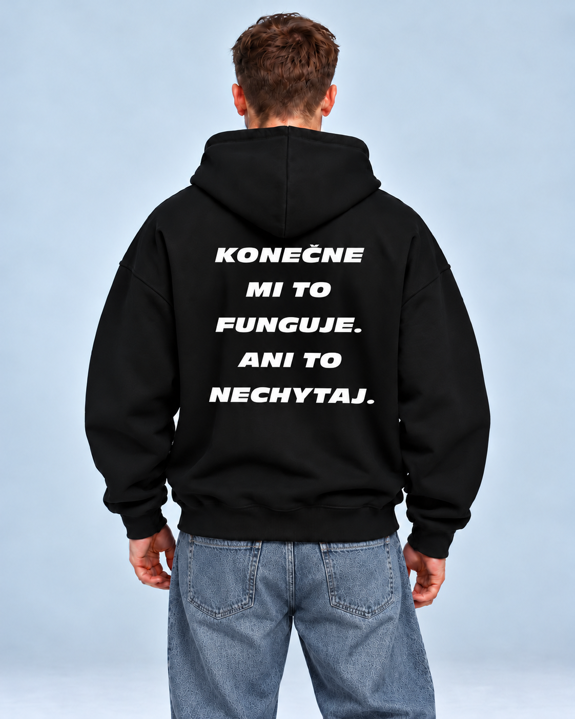 Konečne mi to funguje. Ani to nechytaj – čierna oversized mikina, pohľad zozadu