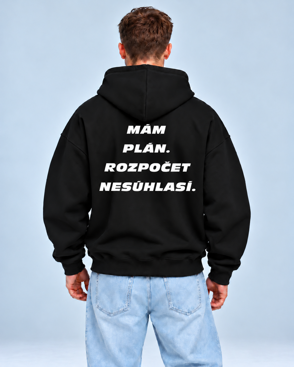 Mám plán. Rozpočet nesúhlasí – čierna oversized mikina, pohľad zozadu