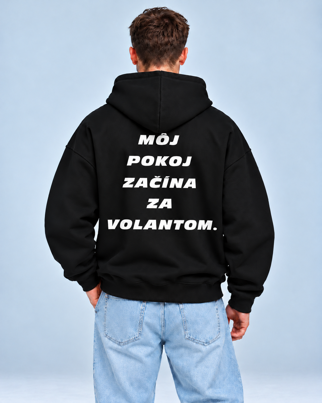Môj pokoj začína za volantom – čierna oversized mikina, pohľad zozadu