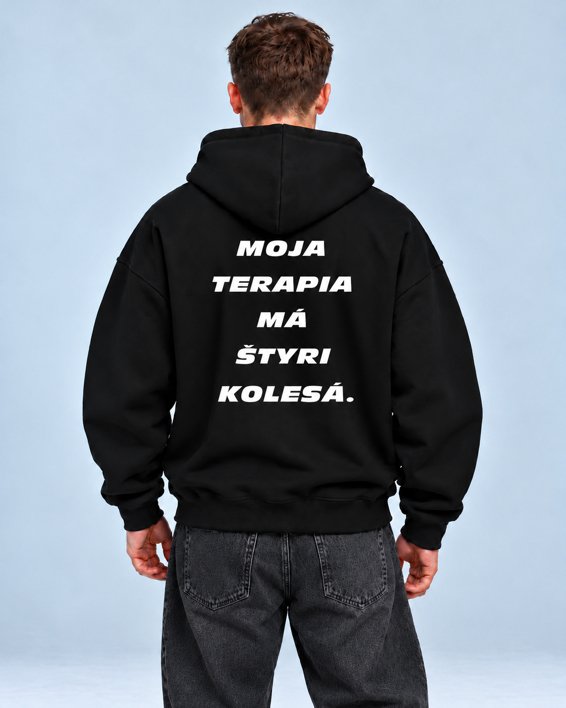 Moja terapia má štyri kolesá – čierna oversized mikina, pohľad zozadu