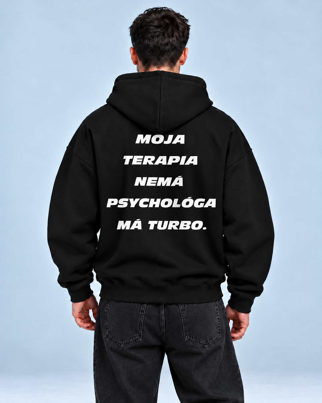 Moja terapia nemá psychológa, má turbo – čierna oversized mikina, pohľad zozadu