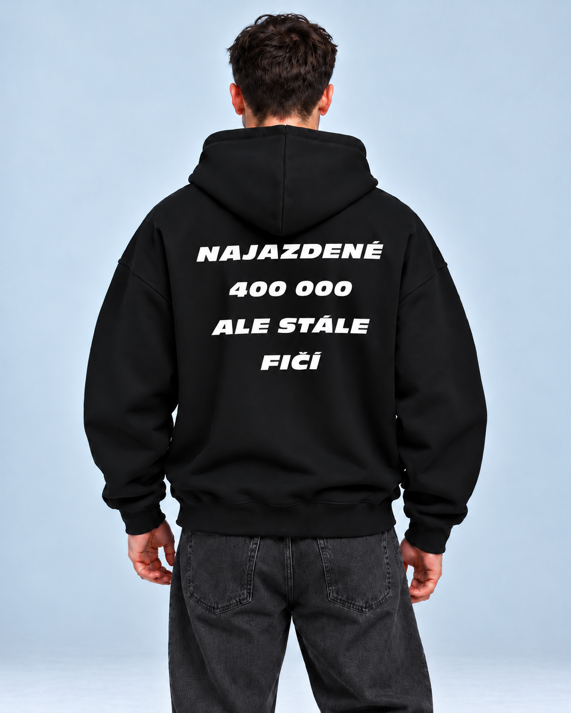 Najazdené 400 000, ale stále fičí – čierna oversized mikina, pohľad zozadu