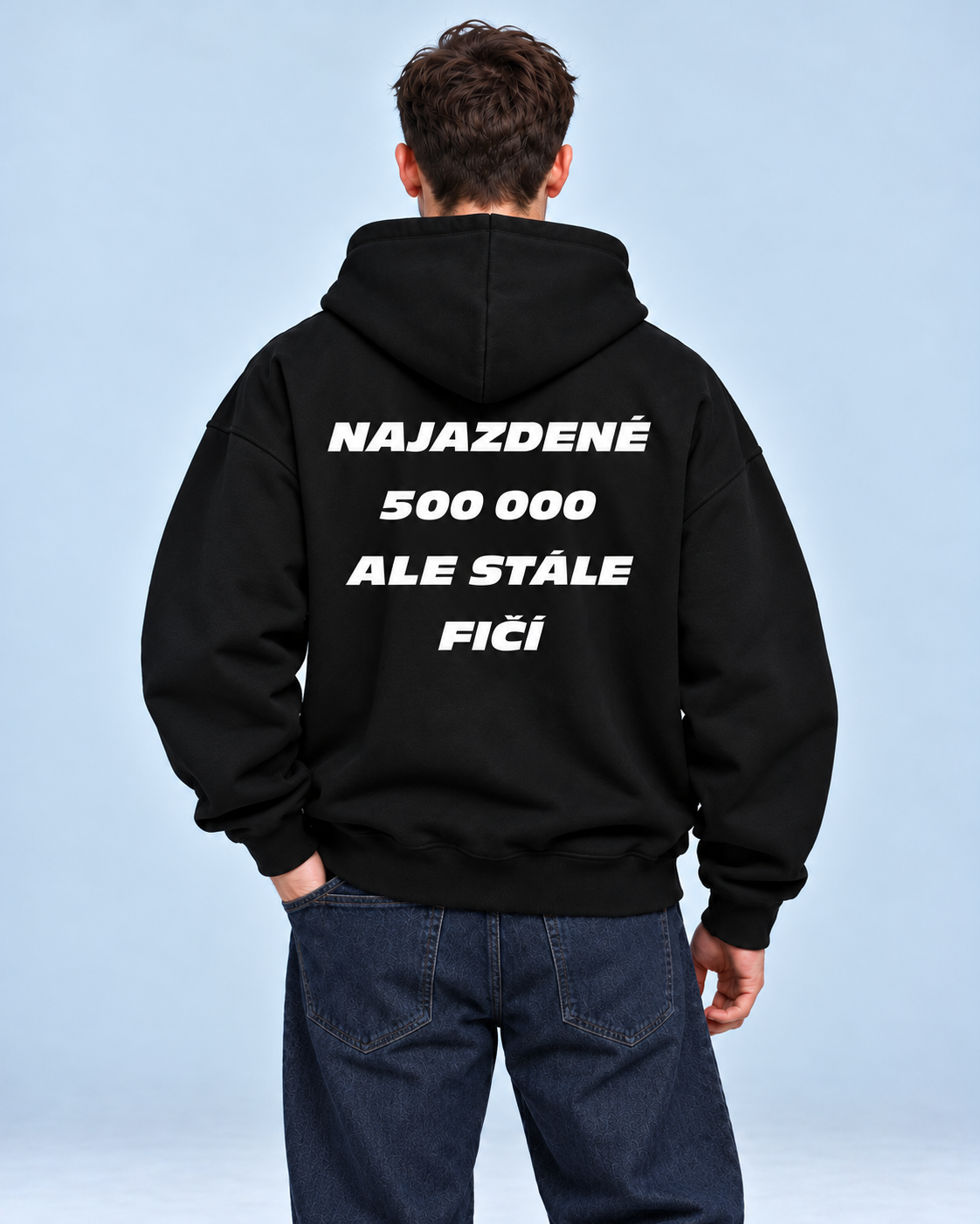 Najazdené 500 000, ale stále fičí – čierna oversized mikina, pohľad zozadu
