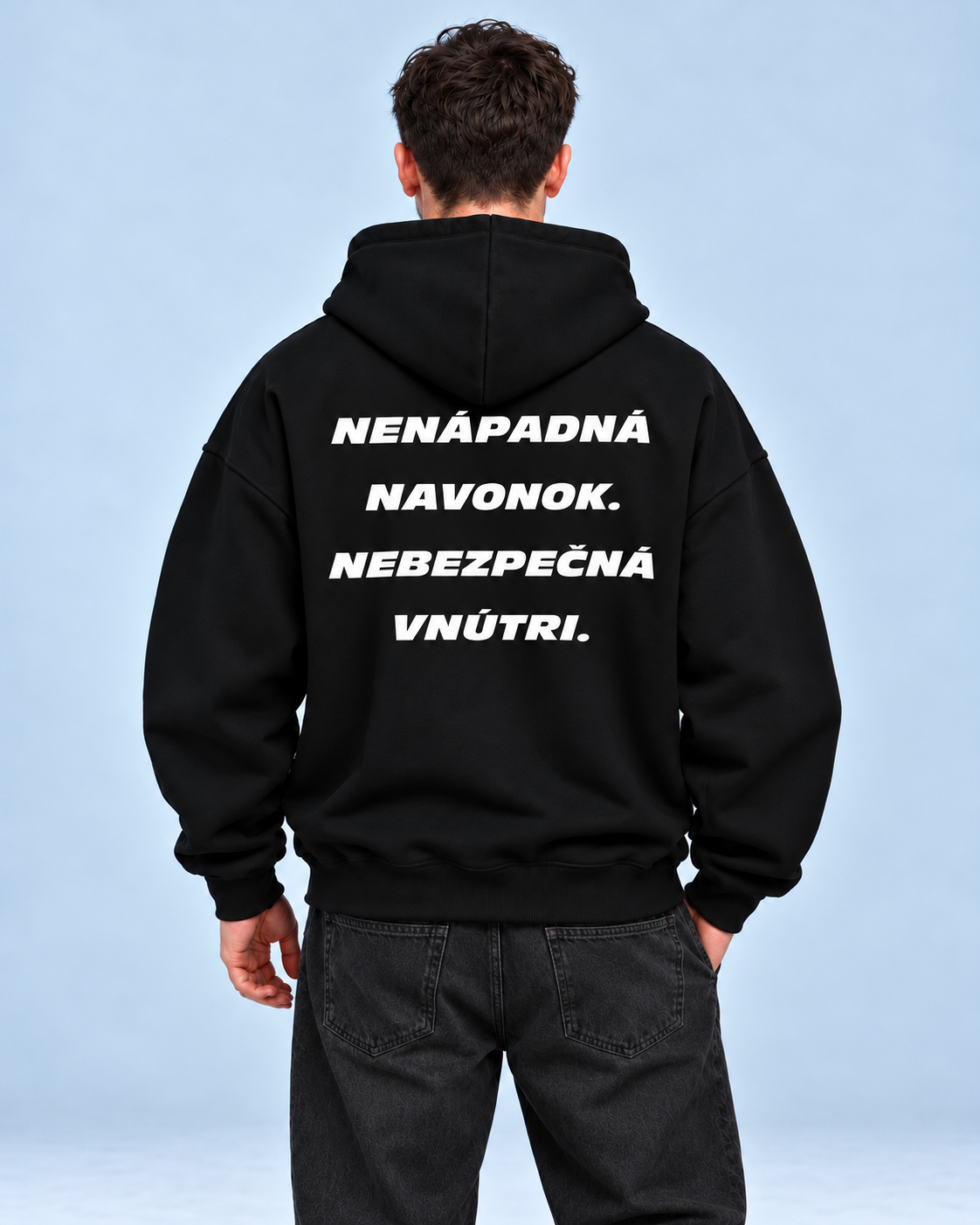 Nenápadná navonok. Nebezpečná vnútri – čierna oversized mikina, pohľad zozadu