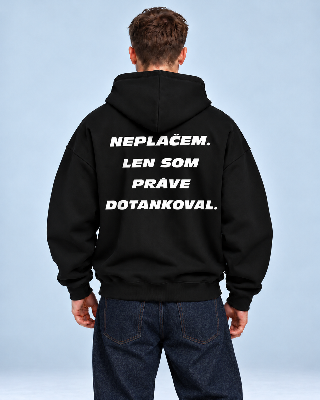 Neplačem. Len som práve dotankoval – čierna oversized mikina, pohľad zozadu