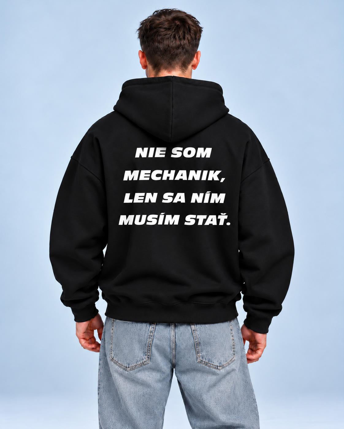Nie som mechanik, len sa ním musím stať – čierna oversized mikina, pohľad zozadu