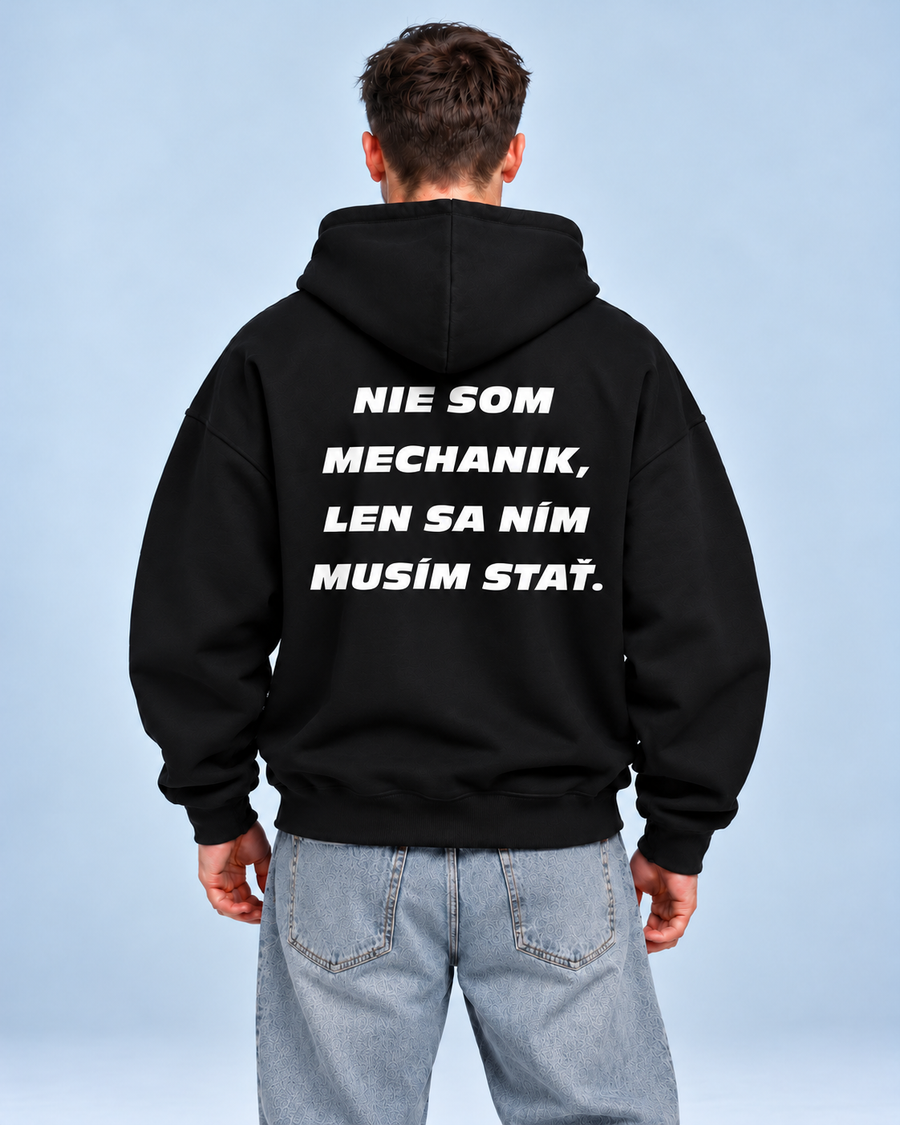 Nie som mechanik, len sa ním musím stať – čierna oversized mikina, pohľad zozadu