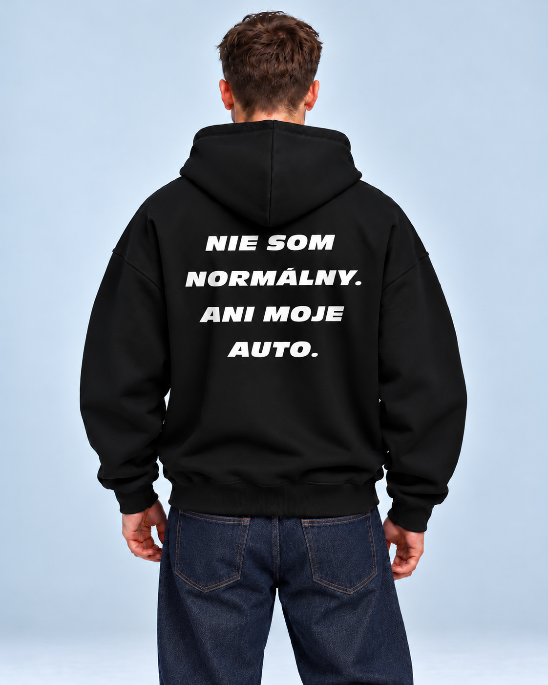 Nie som normálny. Ani moje auto – čierna oversized mikina, pohľad zozadu