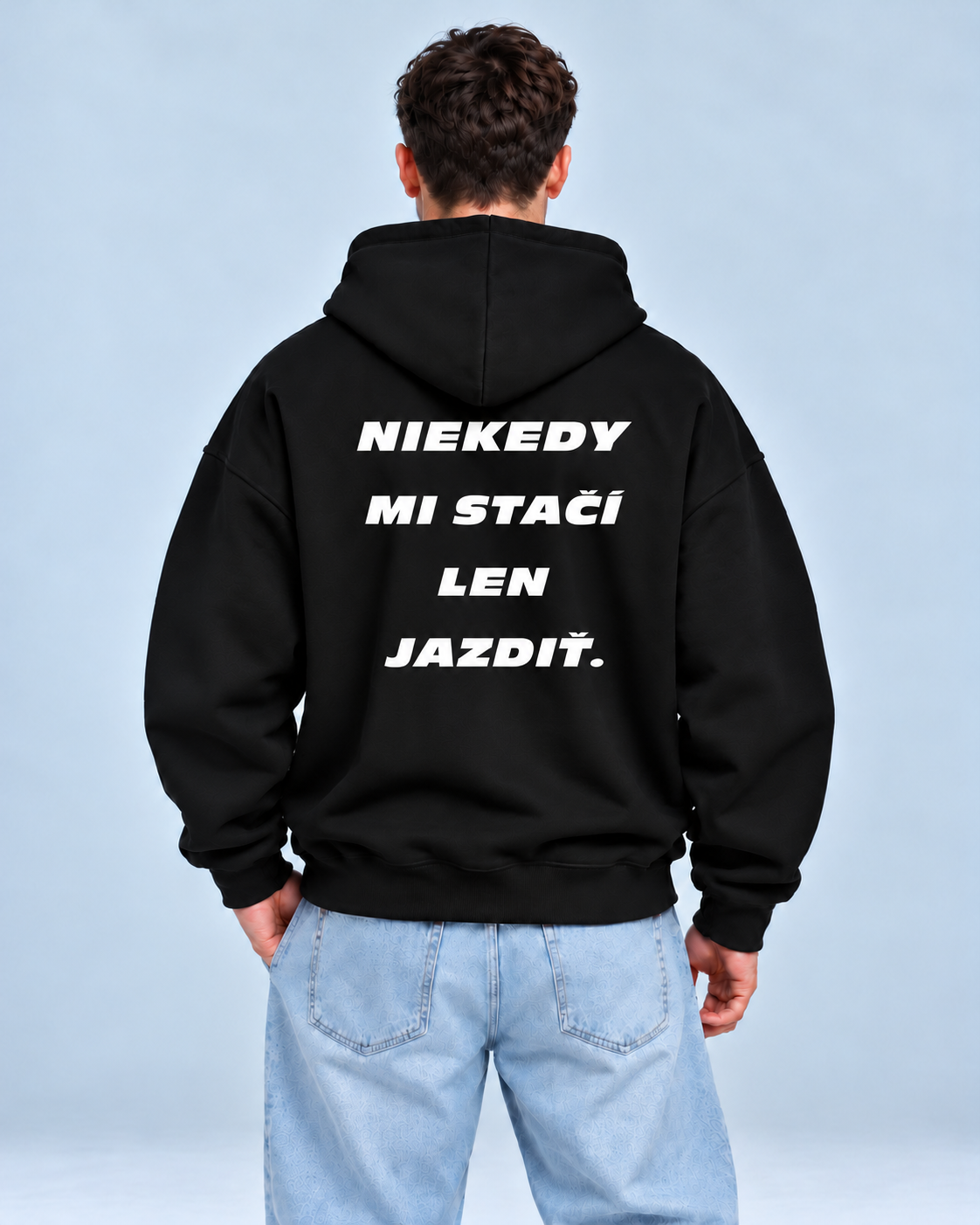 Niekedy mi stačí len jazdiť – čierna oversized mikina, pohľad zozadu