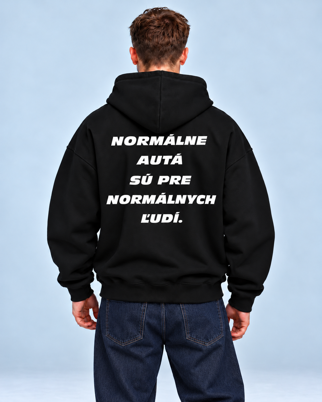 Normálne autá sú pre normálnych ľudí – čierna oversized mikina, pohľad zozadu