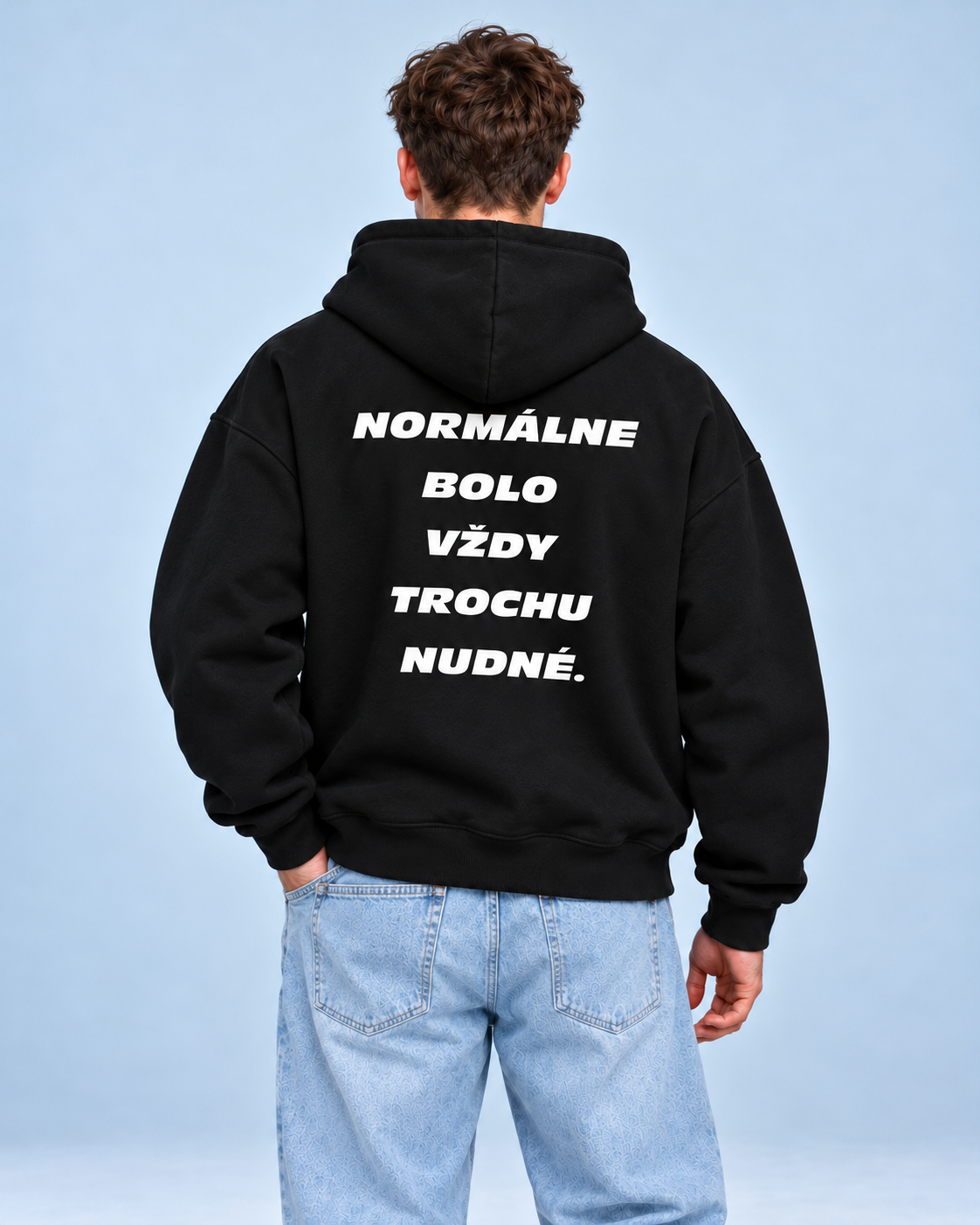 Normálne bolo vždy trochu nudné – čierna oversized mikina, pohľad zozadu