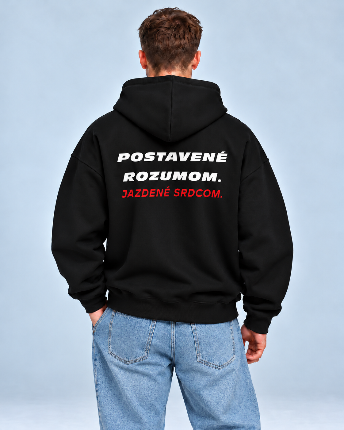 Postavené rozumom. Jazdené srdcom – čierna oversized mikina, pohľad zozadu