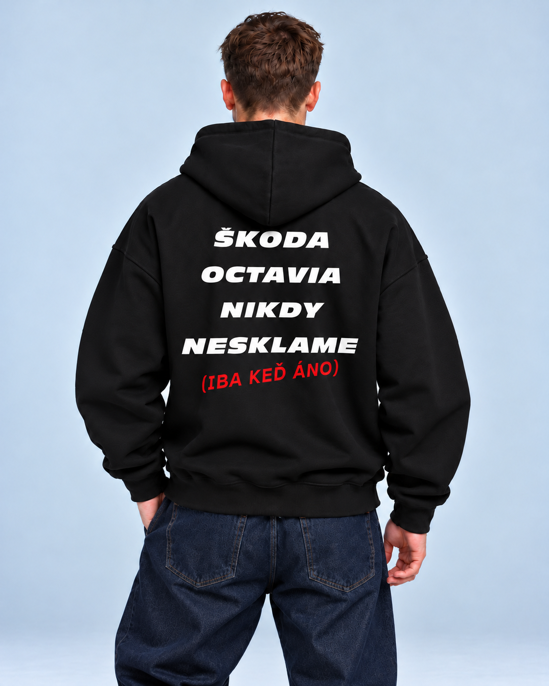 Škoda Octavia nikdy nesklame. Iba keď áno – čierna oversized mikina, pohľad zozadu
