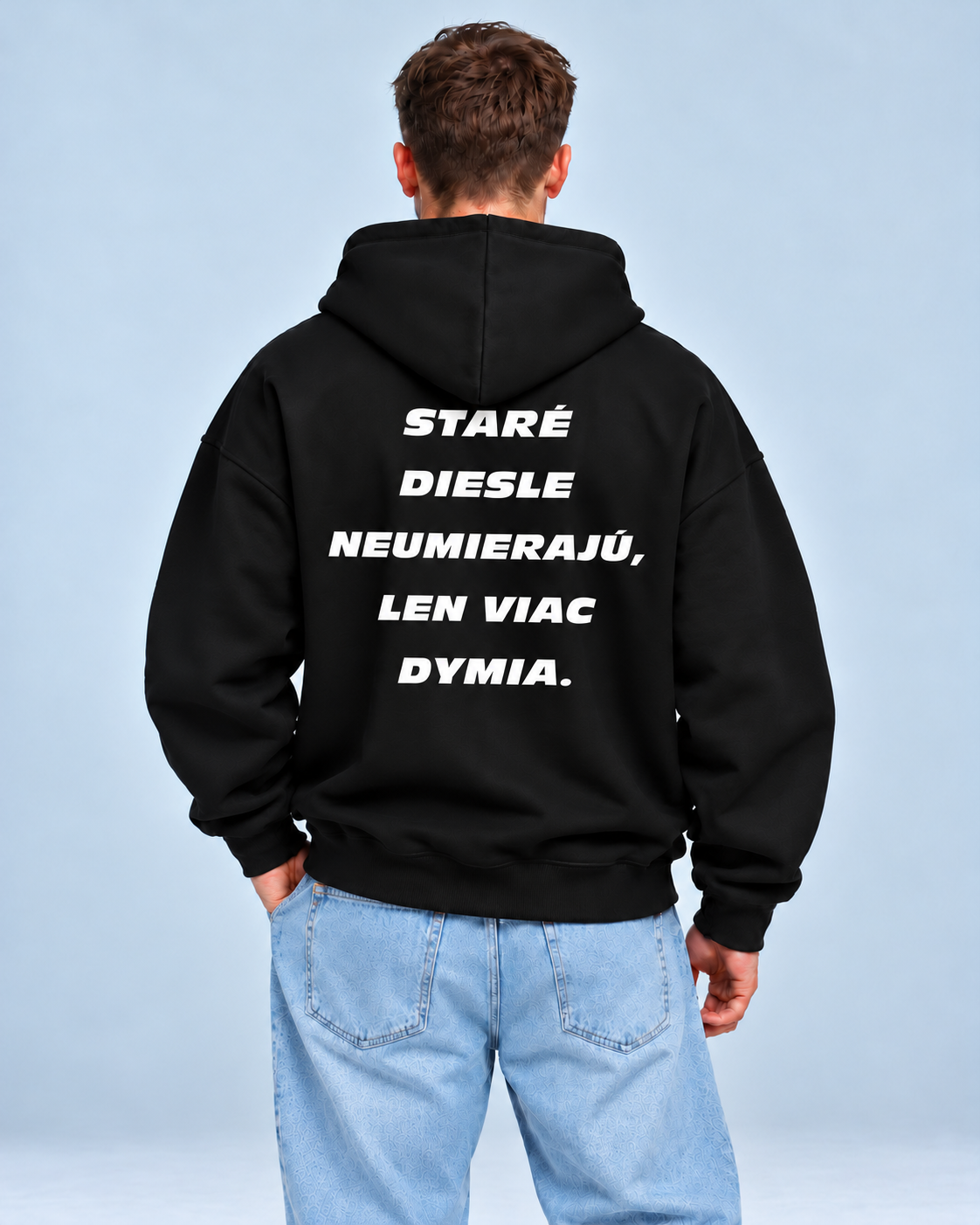 Staré diesle neumierajú, len viac dymia – čierna oversized mikina, pohľad zozadu