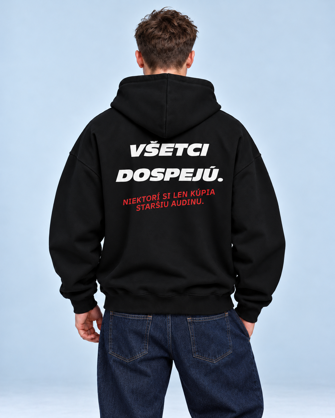 Všetci dospejú. Niektorí si kúpia staršiu Audinu – čierna oversized mikina, pohľad zozadu