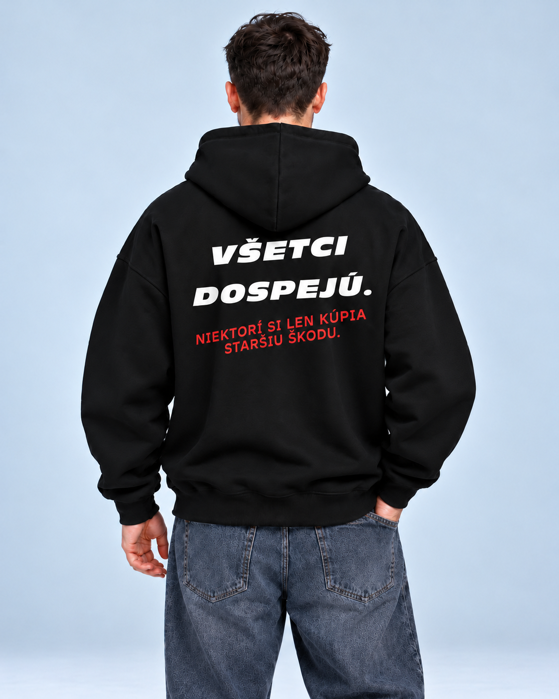 Všetci dospejú. Niektorí si kúpia staršiu Škodu – čierna oversized mikina, pohľad zozadu