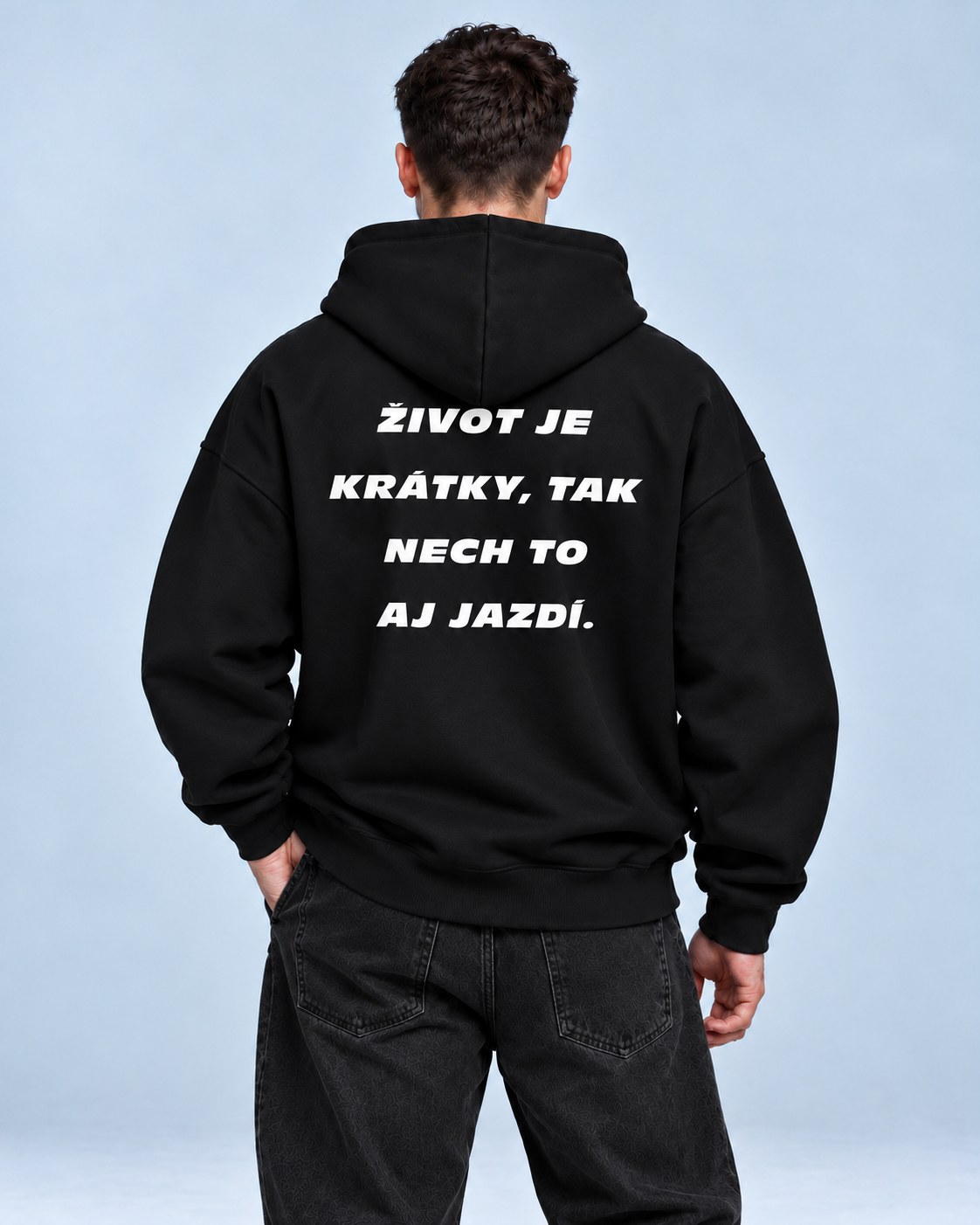 Život je krátky, tak nech to aj jazdí – čierna oversized mikina, pohľad zozadu