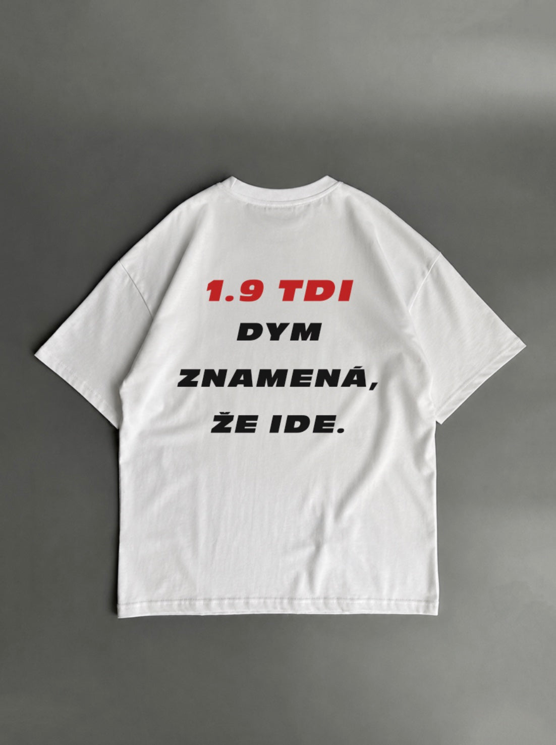 1.9 TDI – dym znamená, že ide – biele oversized tričko s potlačou