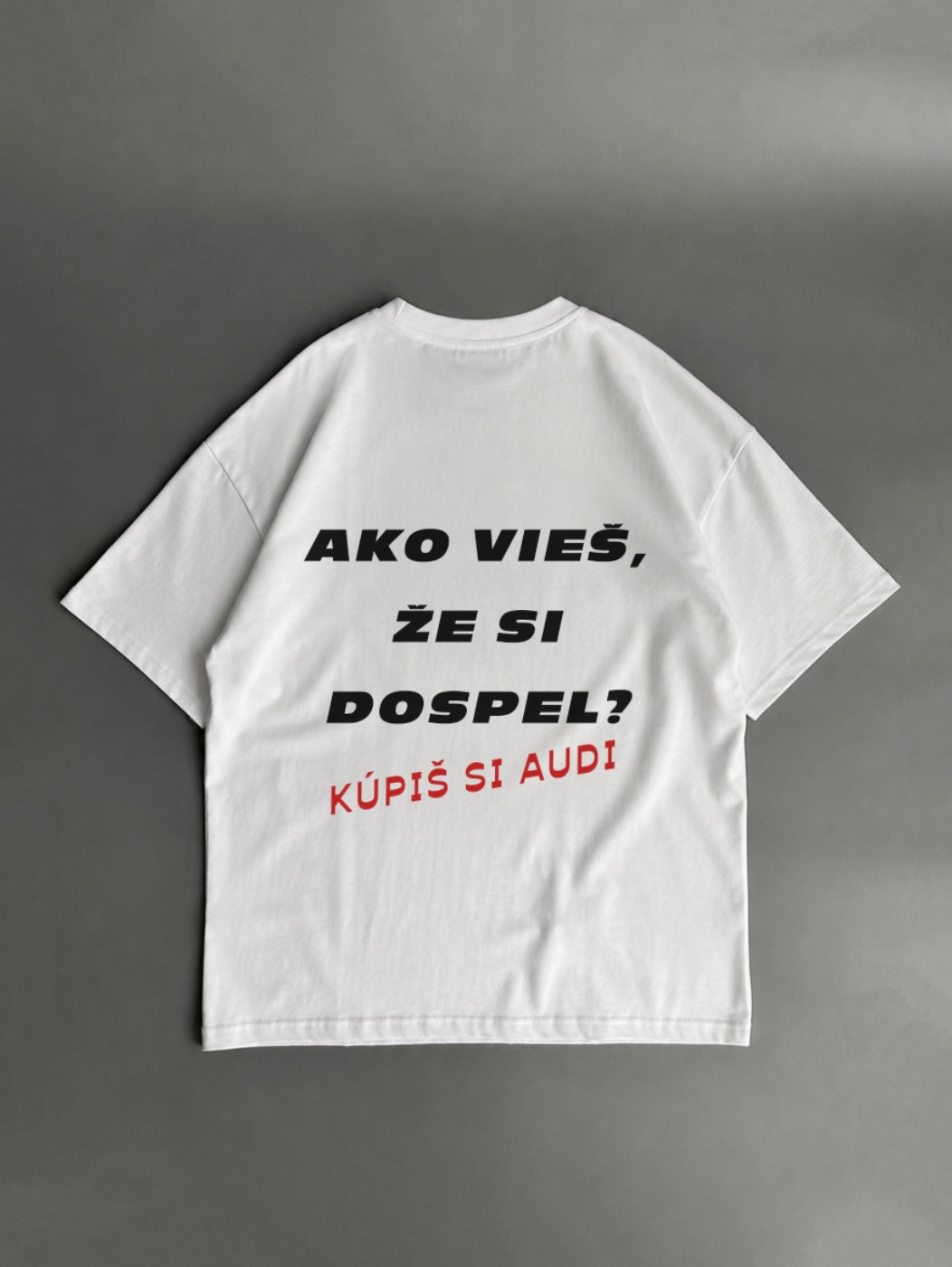 Ako vieš, že si dospel? Kúpiš si Audi – biele oversized tričko s potlačou
