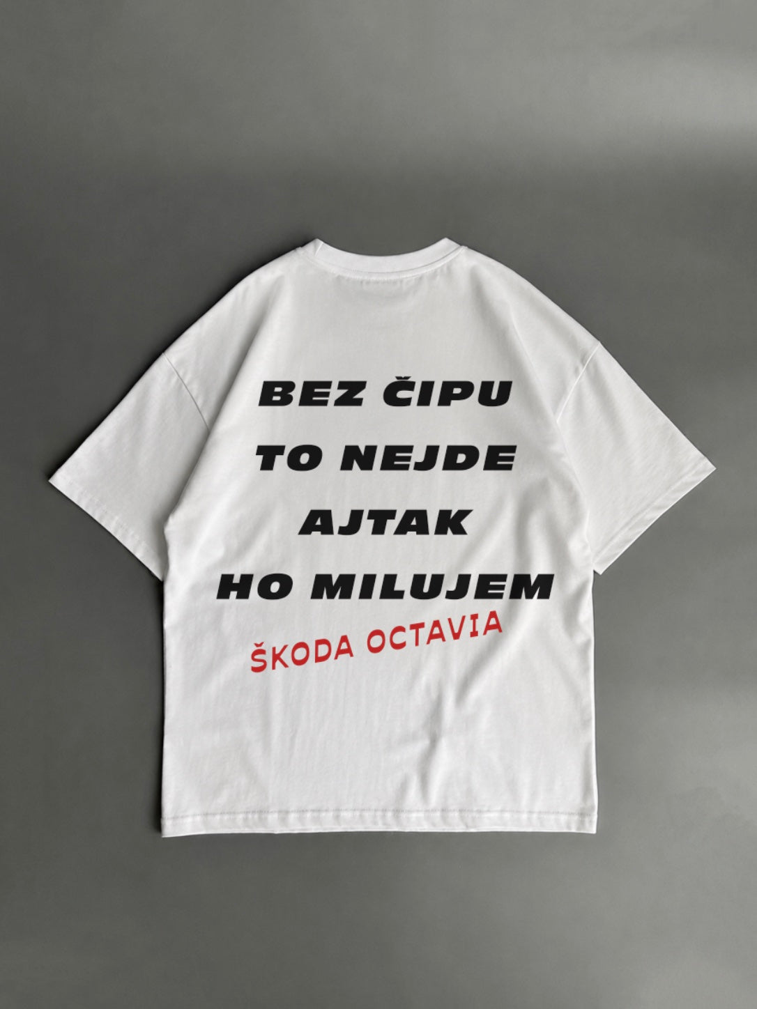 Bez čipu to nejde, aj tak ju milujem – Škoda Octavia – biele oversized tričko s potlačou
