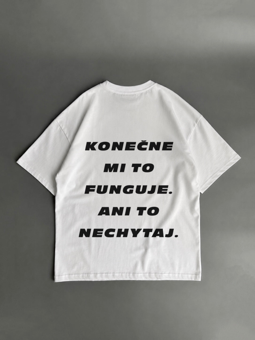 Konečne mi to funguje. Ani to nechytaj – biele oversized tričko s potlačou