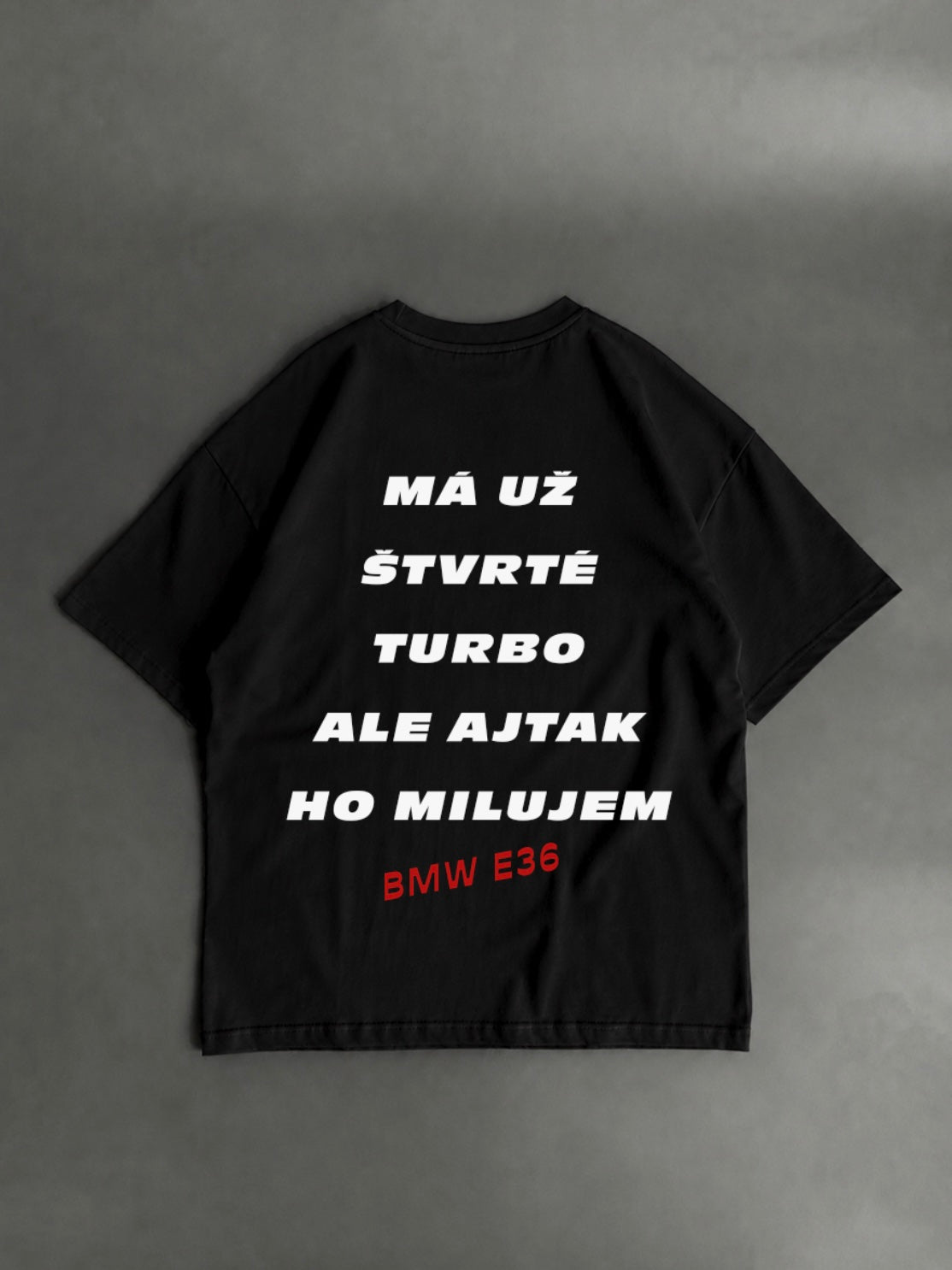 Má už štvrté turbo, ale aj tak ho milujem – BMW E36 – čierne oversized tričko s potlačou