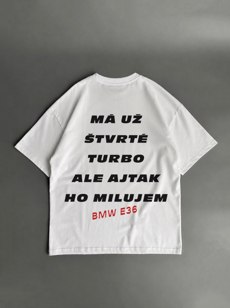 Má už štvrté turbo, ale aj tak ho milujem – BMW E36 – biele oversized tričko s potlačou