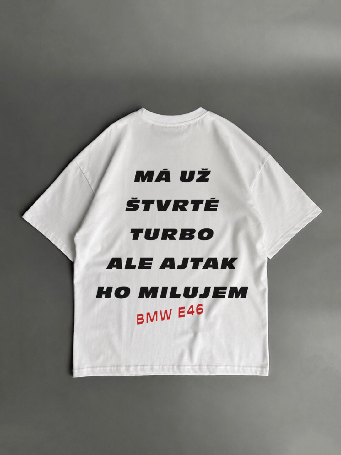 Má už štvrté turbo, ale aj tak ho milujem – BMW E46 – biele oversized tričko s potlačou