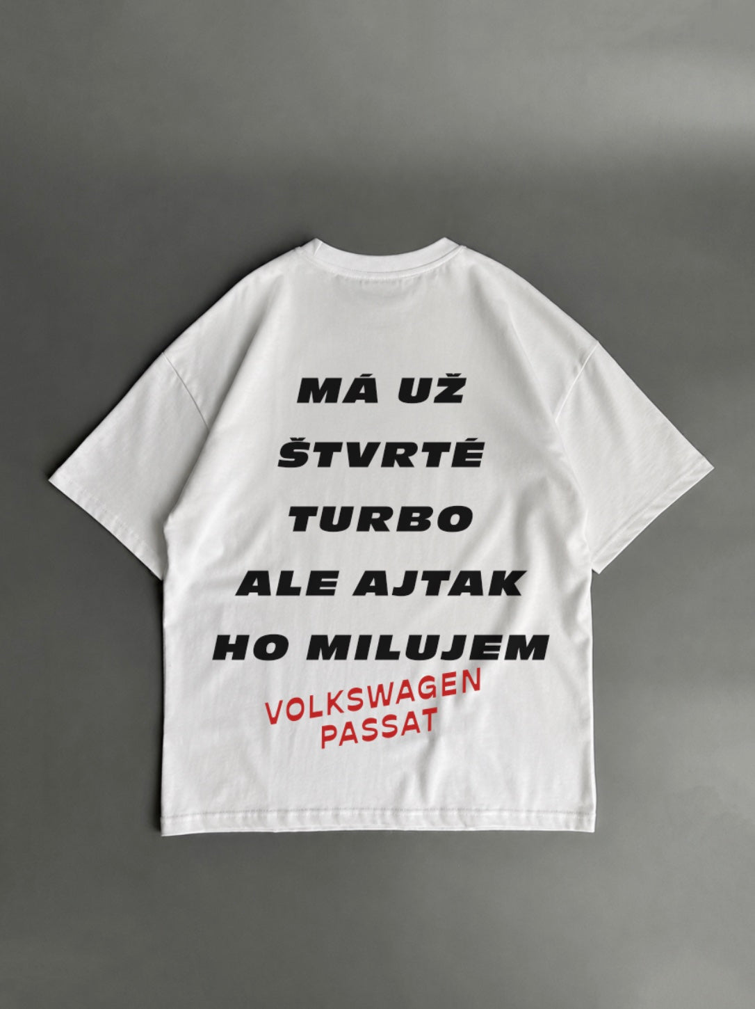 Má už štvrté turbo, ale aj tak ho milujem – Volkswagen Passat – biele oversized tričko s potlačou