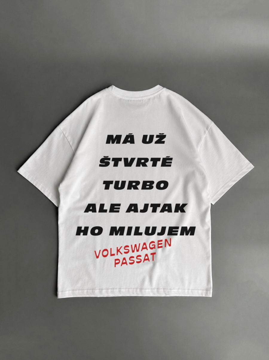 Má už štvrté turbo, ale aj tak ho milujem – Volkswagen Passat – biele oversized tričko s potlačou