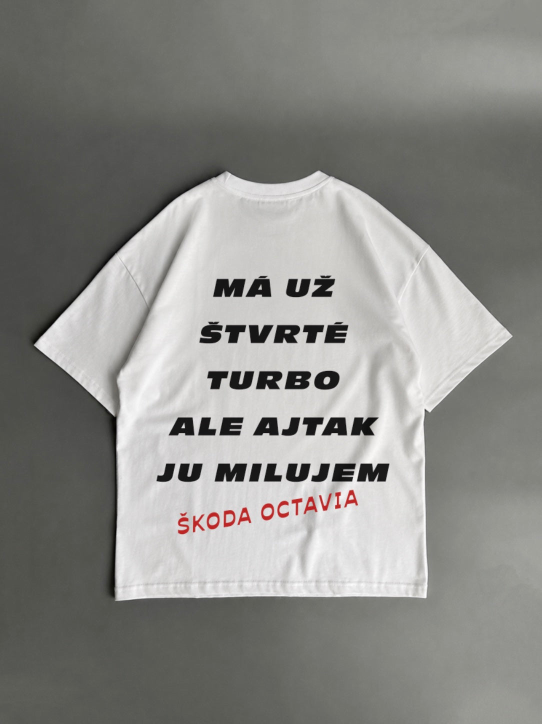Má už štvrté turbo, ale aj tak ju milujem – Škoda Octavia – biele oversized tričko s potlačou
